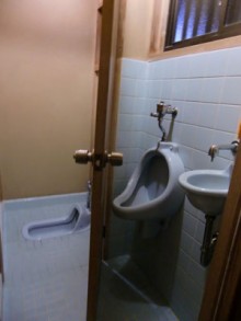 和式のトイレをLIXILのタンクレストイレサティスに交換 和式のトイレをLIXILのタンクレストイレサティスに交換